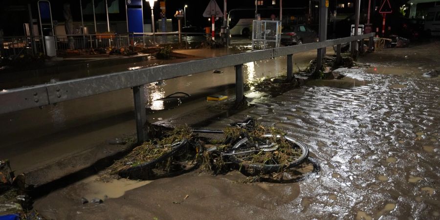 Die Schlammmassen am Bahnhof sind immens.