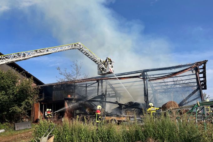 Maschinen und Fahrzeuge wurden bei dem Brand zerstört. Brand