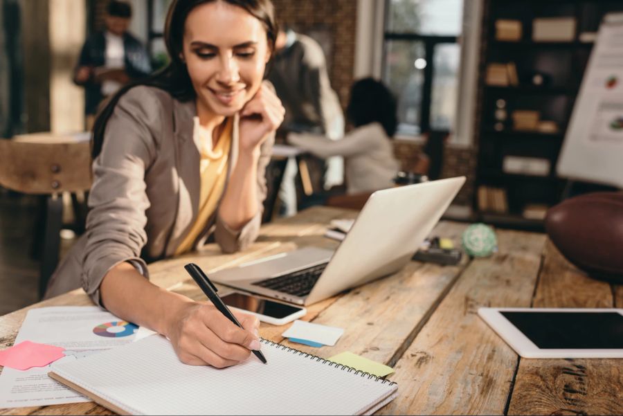 Frau beim Arbeiten