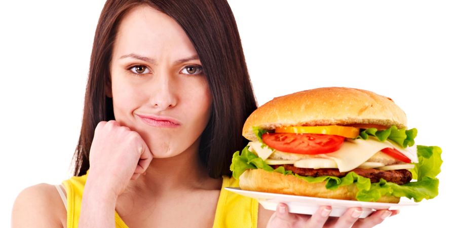 Frau hält Hamburger in der Hand