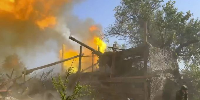 Die Ukraine greift in einer Gegenoffensive aktuell die russische Region Kursk an. feuer panzer ukraine gegenoffensive