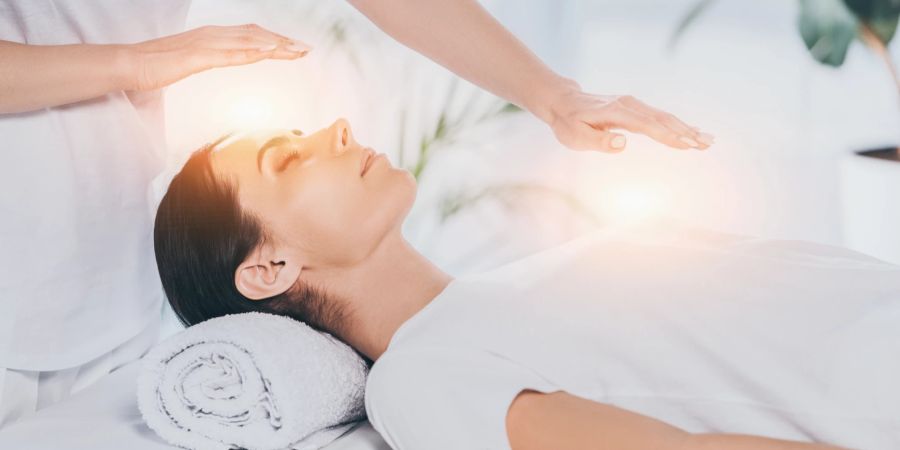 Frau bekommt Reiki Behandlung.