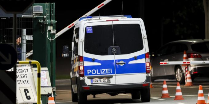Ein Polizeiauto kommt beim Nato-Flughafen in Geilenkirchen an. Geilenkirchen