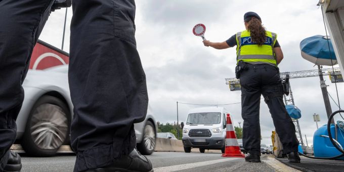 Schleuser nutzen zum Transport von Migranten oft Kleintransporter (Archivbild). Schleuser