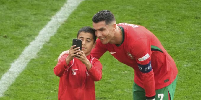 Bub bekommt Selfie - Sechs Ronaldo-Flitzer sorgen für Chaos an EM