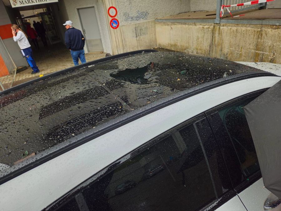 An mehreren Autos zerbrachen Scheiben.