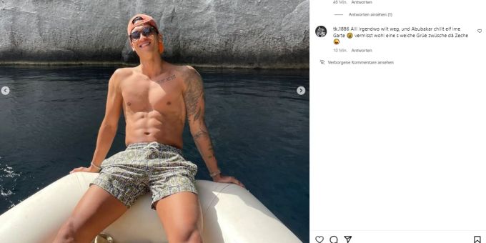 Michael Kempter, Verteidiger von GC, präsentiert seinen durchtrainierten Körper auf einem Boot. GC