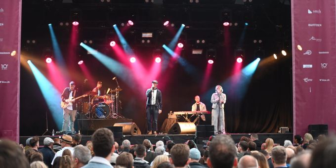 Das Rapperswiler blues'n'jazz lockte zahlreichende Besuchende an. blues n jazz