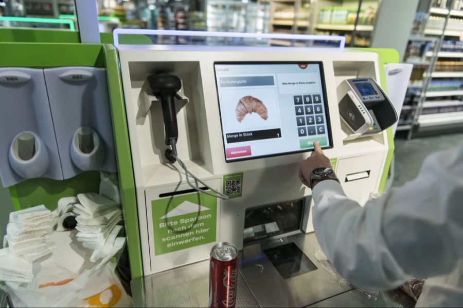 An Self-Checkout-Kassen lässt sich längst mehr als nur das Gipfeli bezahlen ...