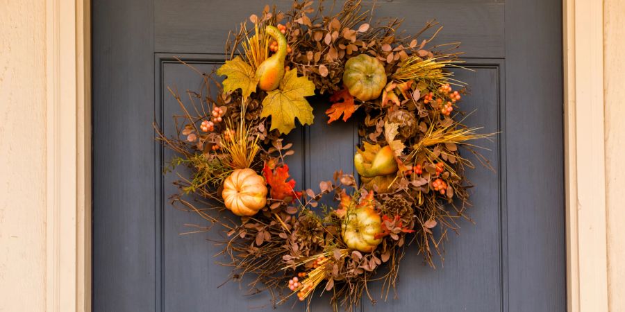 herbstkranz, blaue tür