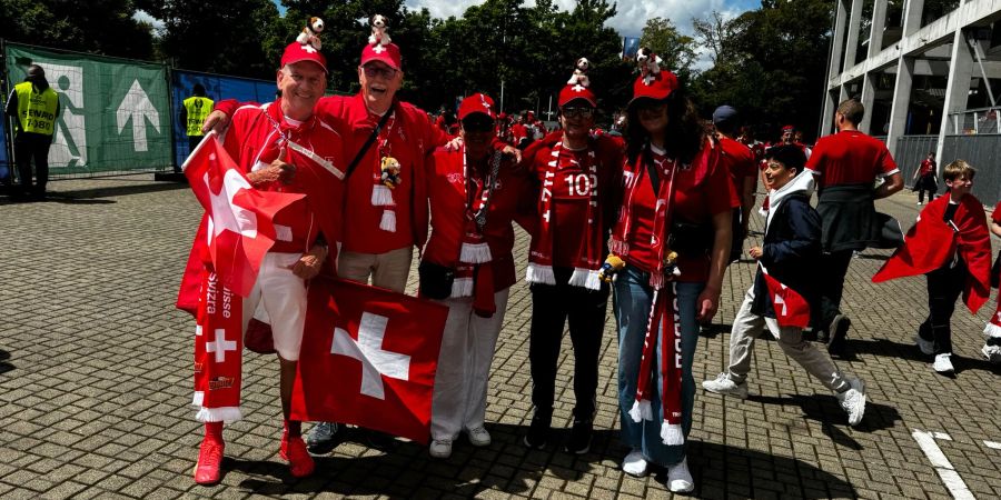 Einige Nati-Fans haben es bereits zum Stadion geschafft.