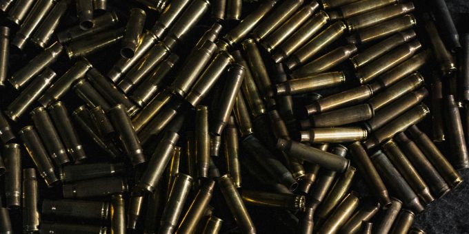 Das Nichtwiederausfuhr-Gesetz verbietet es, dass aus der Schweiz exportierte Waffen das Käuferland verlassen. Das könnte sich nun aufgrund einer Entscheidung des Nationalrats ändern. nichtwiederausfuhr waffen export schweiz
