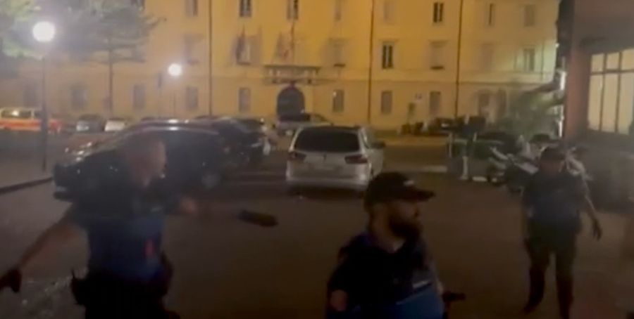 Die Demonstrierenden mussten von der Polizei zurückgehalten werden.
