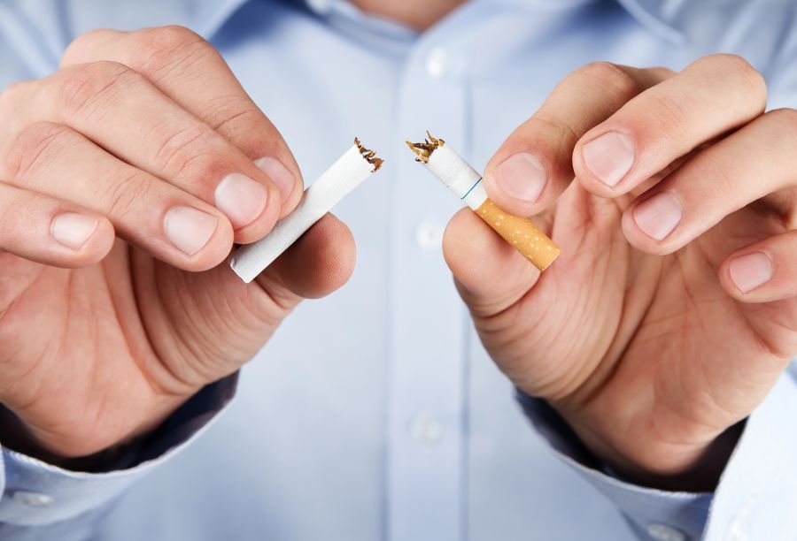 Wer mit sogenannten schlechten Gewohnheiten wie dem Rauchen aufhören will, sollte gewohnte Situationen oder Plätze vermeiden, an dem eine Zigarette angesteckt wurde. (Symbolbild)