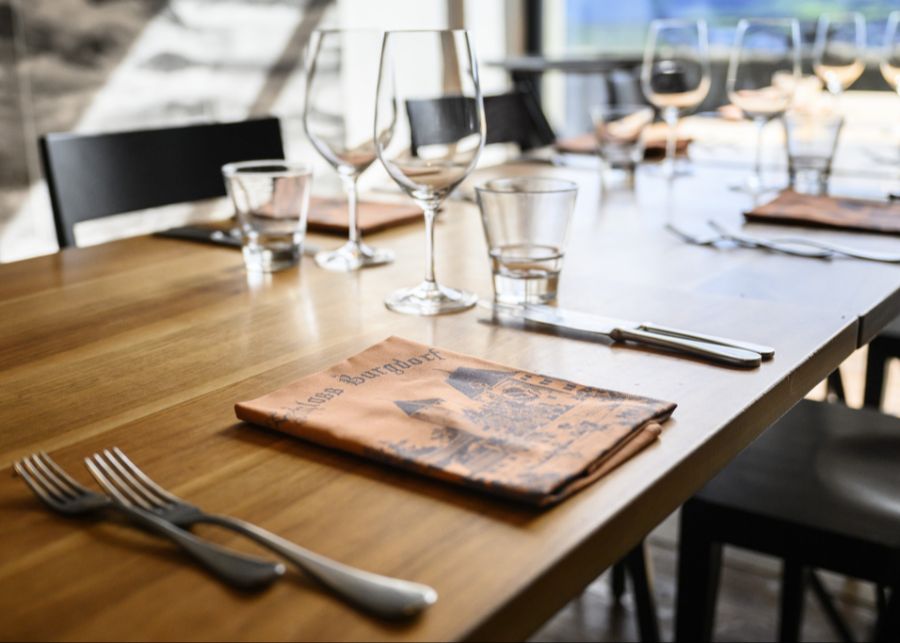 Im Restaurant Videos laut abspielen und damit andere Gäste stören – ein absolutes No-Go. (Symbolbild)