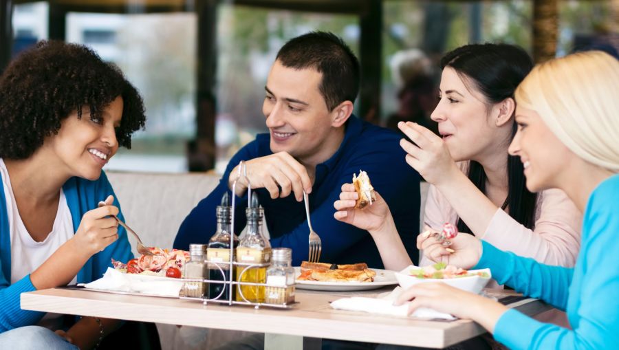 Menschen essen in Restaurant