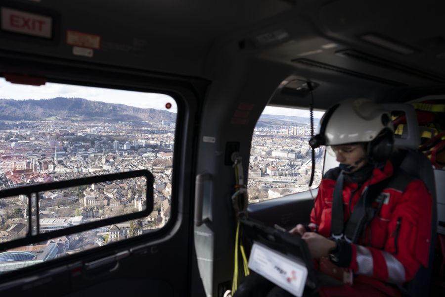 Deshalb soll die Notrufzentrale Zentralschweiz künftig über die Einsatzkräfte am Boden wachen, während die Rega jene in der Luft koordiniert. (Archivbild)