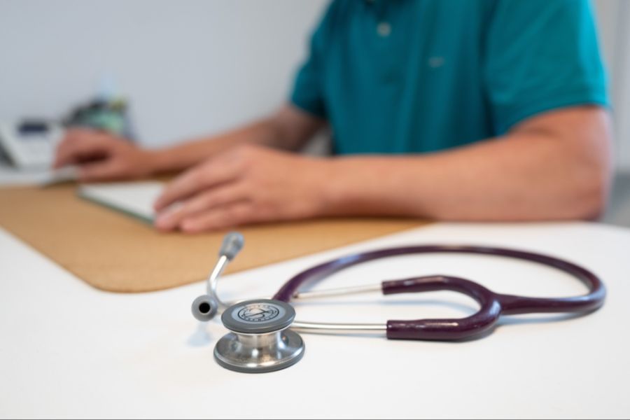 Trotzdem ist es den Hausärzten aufgrund ihrer Fachkenntnisse möglich, entsprechende Sorgen oder Bedenken bereits im Voraus zu besprechen. (Symbolbild)