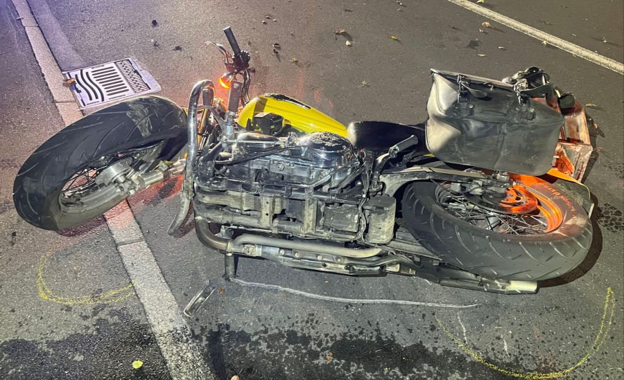 Der Motorradfahrer wurde bei der Kollision verletzt.