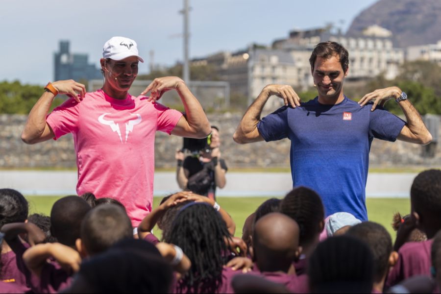 Roger Federer und Rafael Nadal mit Kindern in Südafrika.