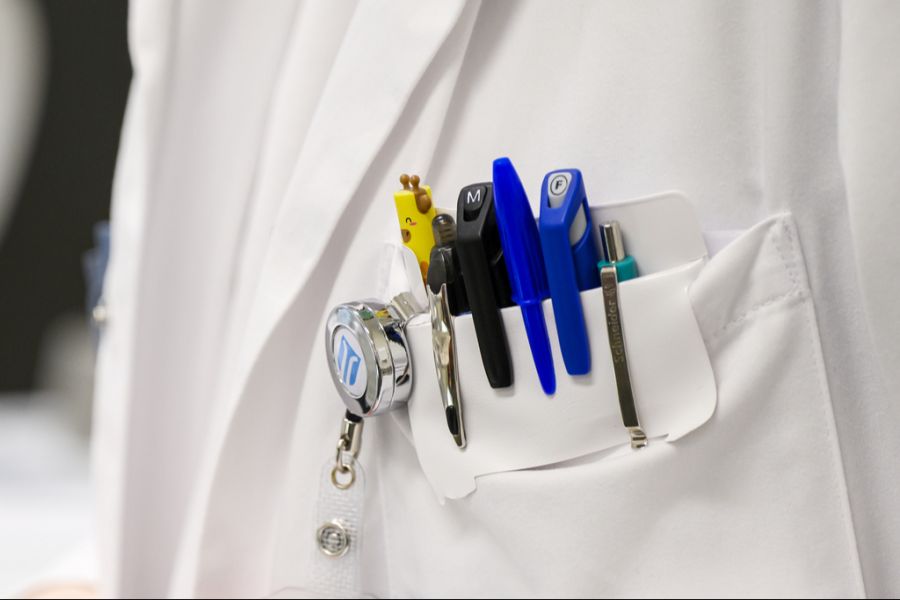 Ein Arzt hat Patientinnen belästigt. Dafür wurde er 2019 in Zürich verurteilt. (Symbolbild)