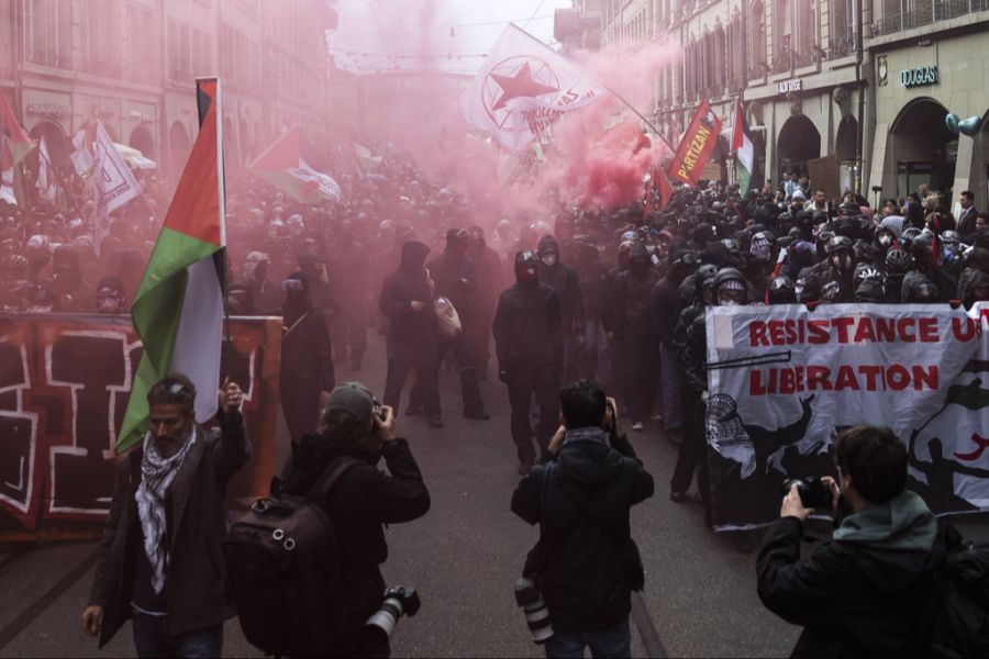Bei der Demonstration kam es zu Ausschreitungen und dem Einsatz von Pyrotechnik. (Archivbild)