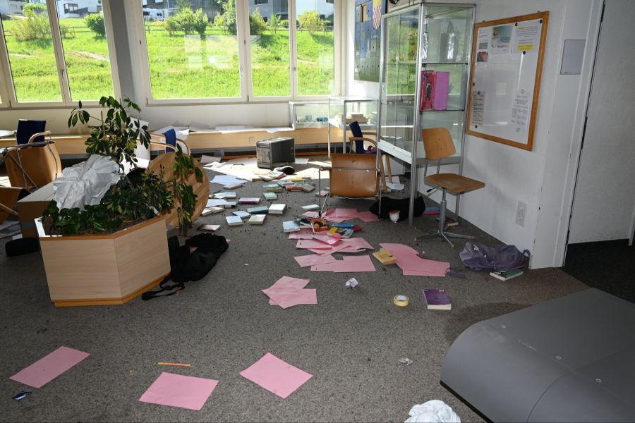 «Es entstand Sachschaden im Wert von mehreren zehntausend Franken», so die Meldung.