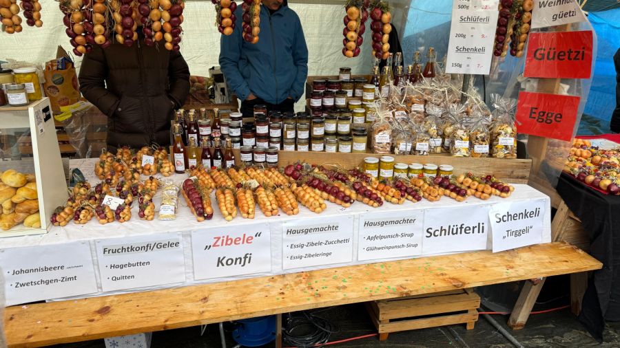 Zwiebelzöpfe stehen zum Verkauf.