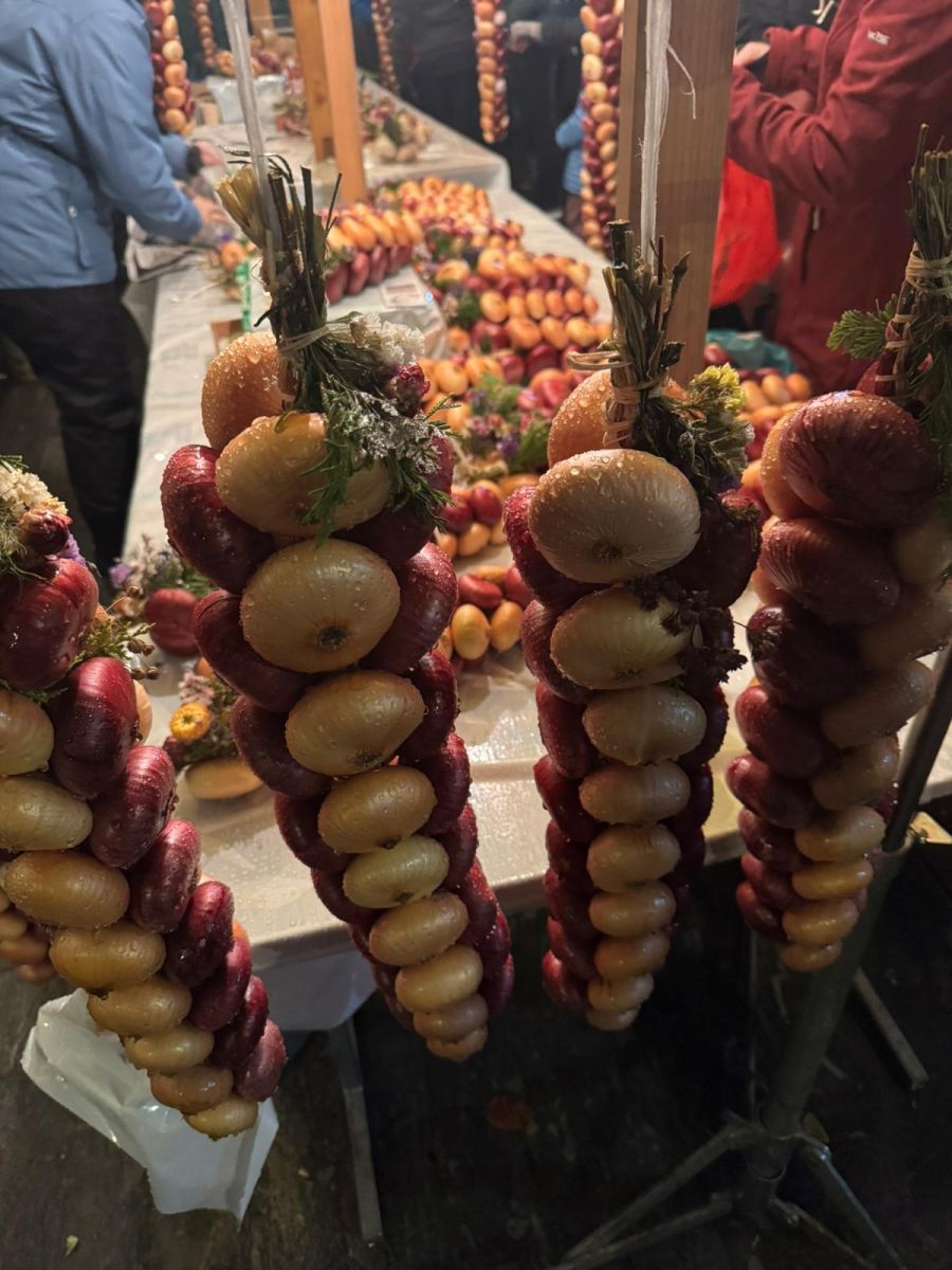 Überall sind Zwiebelzöpfe zu sehen.