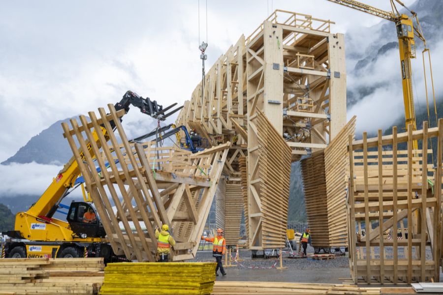 Der ESAF-Muni wird in Mollis GL in rund 350 Teile zerlegt.