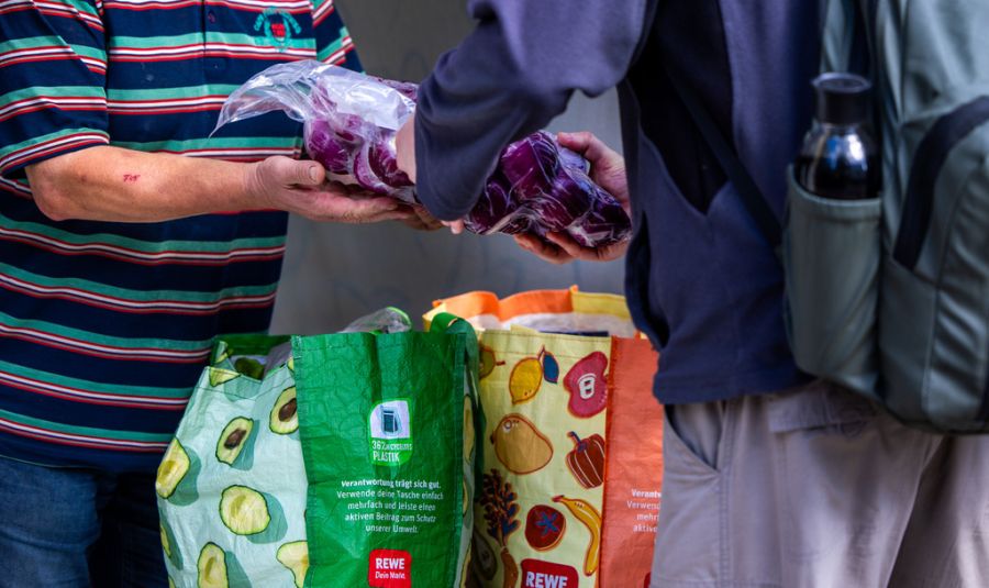 In einem Leitfaden werden sie auf die deutsche Tafel und weitere Hilfsangebote hingewiesen.