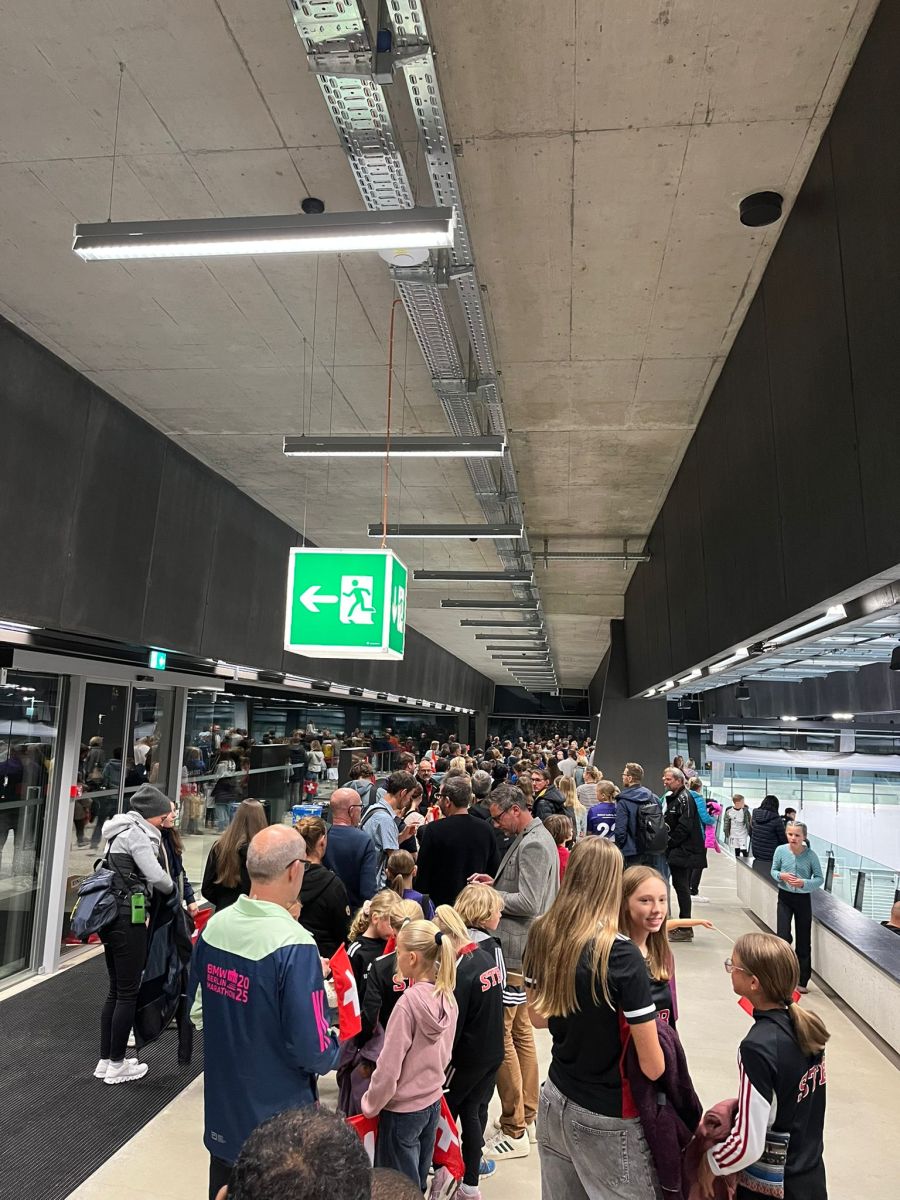 Die Autogramm-Schlange zu Ditaji Kambundji wird länger und länger.