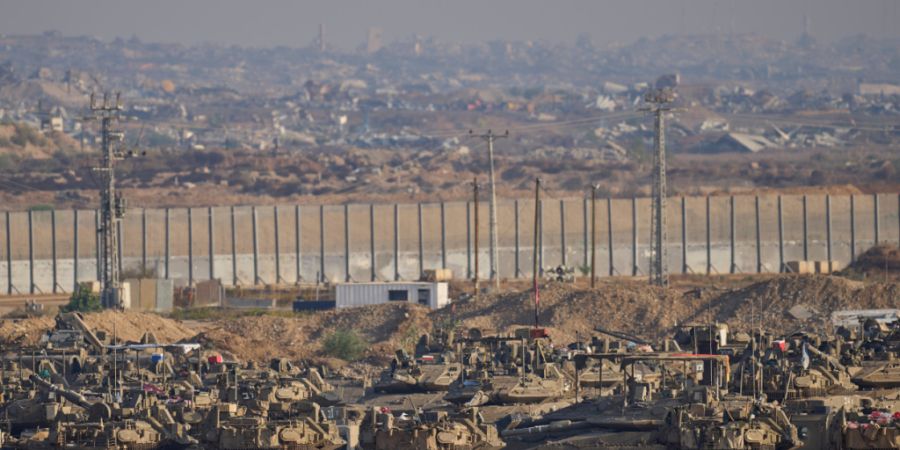 ARCHIV - Israelische Panzer stehen nahe der Grenze zum Gazastreifen im Süden Israels. Foto: Ohad Zwigenberg/AP/dpa/Archivbild