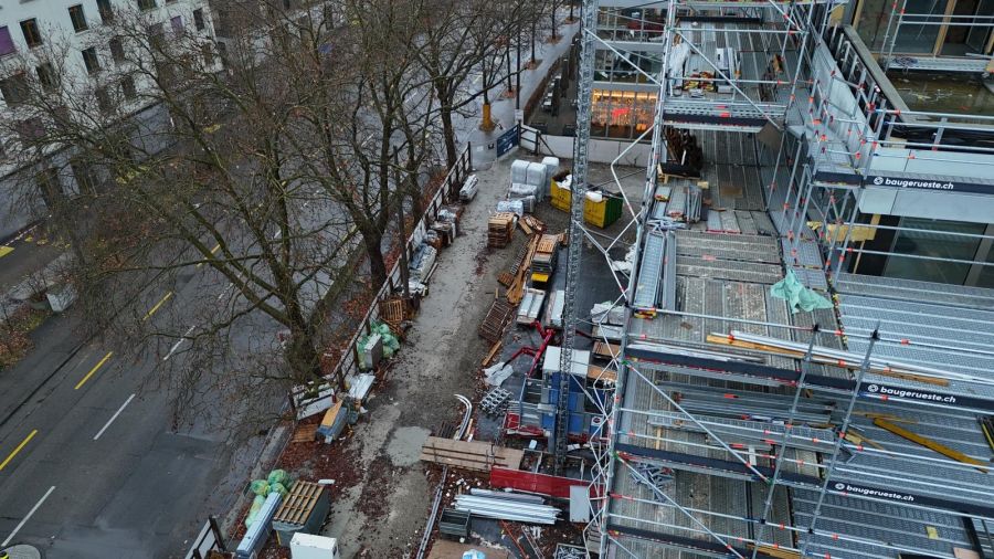 Die Strassen rund um das einsturzgefährdete Gebäude wurden grossräumig abgesperrt.