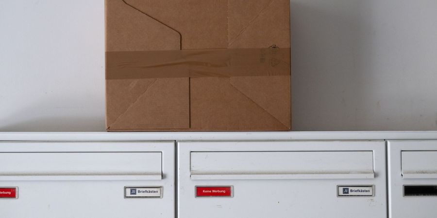 Auch DHL hat seinen Paketdienst in die USA deutlich eingeschränkt. (Archivbild)