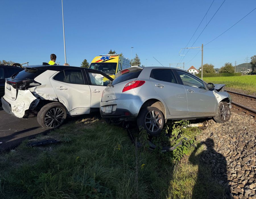 Zwei Personen wurden beim Unfall verletzt.