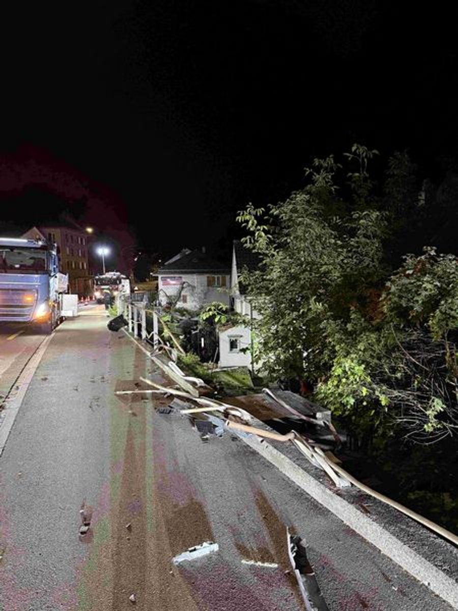Zudem kollidierte der Fahrer mit einem Röhrenzaun.