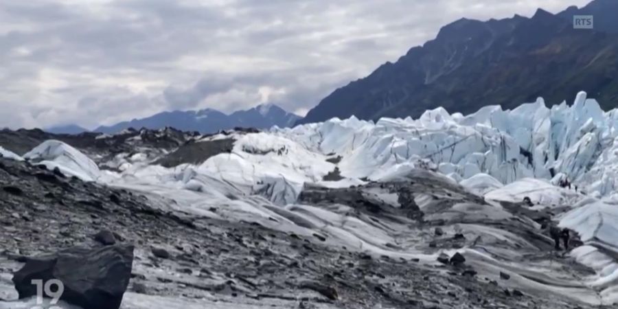Schweizer Glaziologen bei der Feldarbeit auf den gewaltigen Pamir-Gletschern.