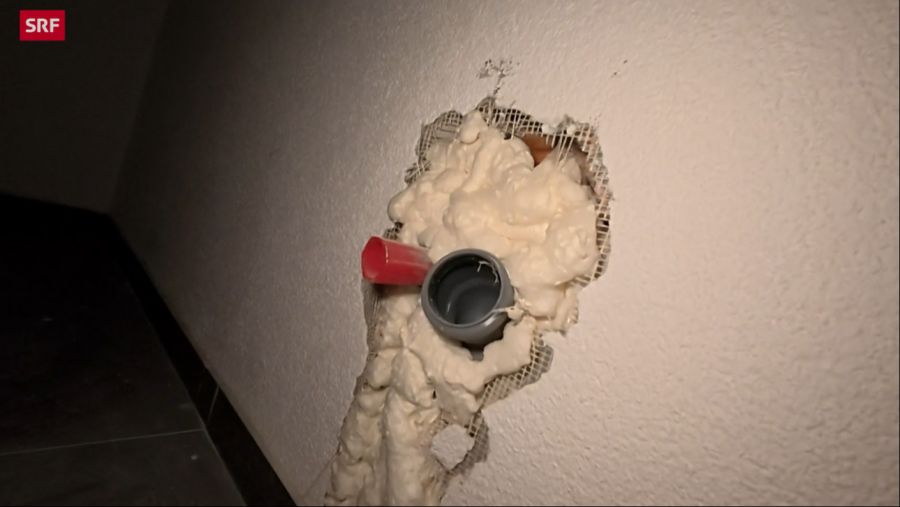 Aus diesem Loch in der Wand kommt ein übelriechender Geruch, glaubt Fitze.