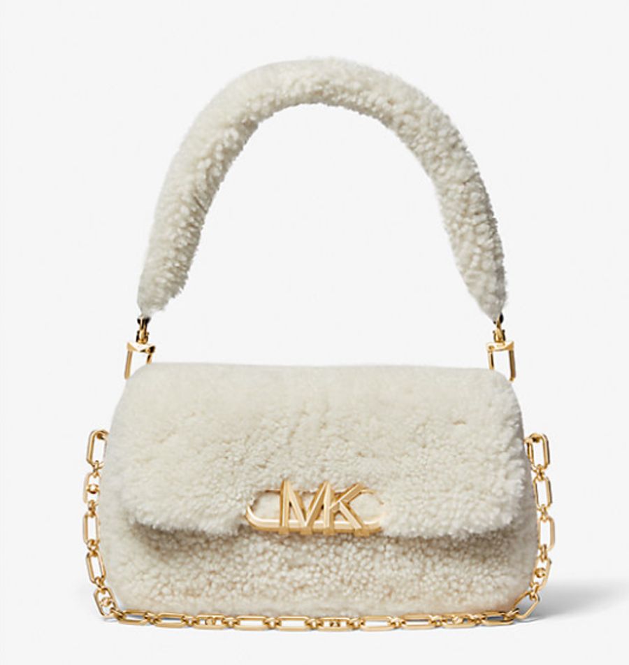 Diese Tasche besteht aus 100 Prozent Lammfell. Bei der Transparenz hinsichtlich Lämmerverstümmelung schneidet die Marke Michael Kors schlecht ab.