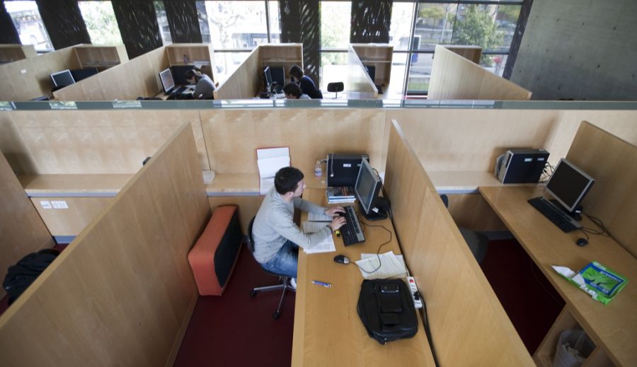 Im ersten Halbjahr 2025 hatte es verglichen mit dem Vorjahr 31 Prozent weniger Stellenangebote für Informatikerinnen und Informatiker mit Hochschulabschluss.