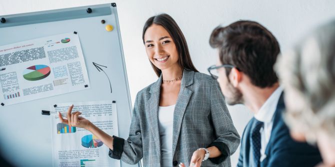 Frau präsentiert Projekt in einem Meeting