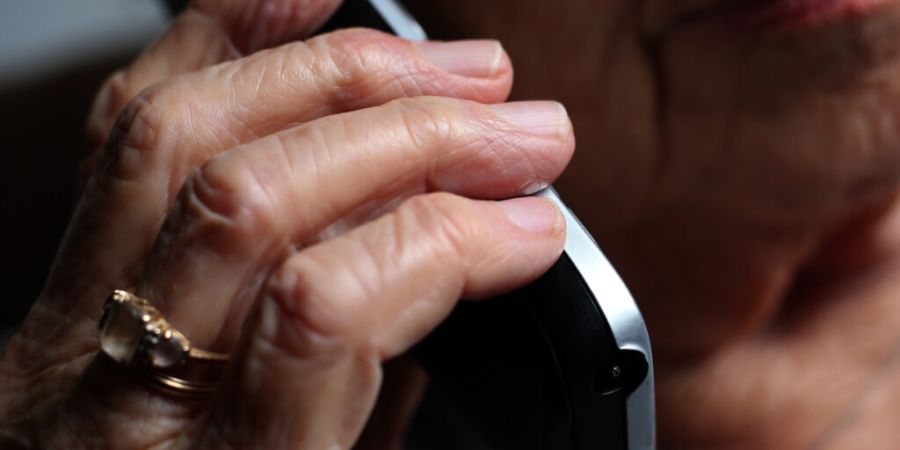 Der Freiburger Staatsrat hat Geld für die nationale Opferhilfe-Hotline gesprochen. (Symbolbild)