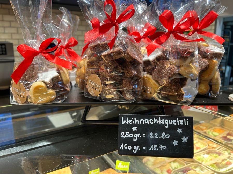 Die Bäckerei Fredy dä Beck aus Schlieren ZH bietet 250 Gramm Guetzli für knapp 23 Franken an, 160 Gramm für knapp 20 Franken.