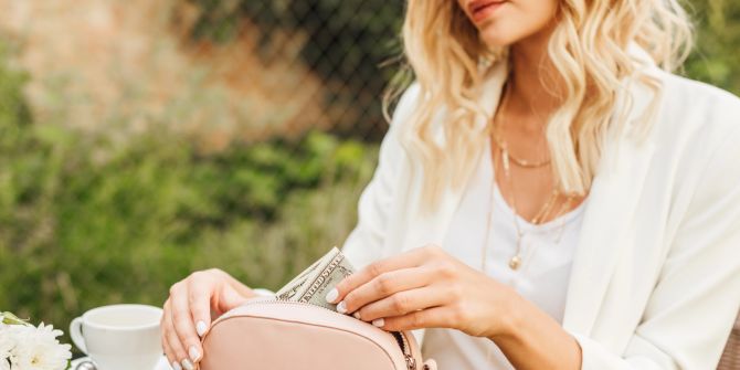 Frau, Geld