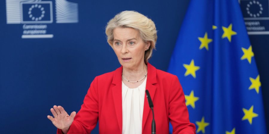 ARCHIV - Die Präsidentin der Europäischen Kommission, Ursula von der Leyen, gibt während einer Pressekonferenz am EU-Hauptsitz in Brüssel eine Erklärung ab. Im Juli hatte Ursula vo...