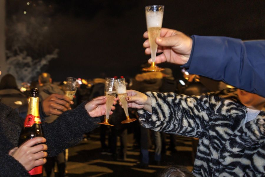 Wer draussen anstossen will, braucht indes eine dicke Jacke – die Temperaturen sinken auf bis zu -5 Grad.