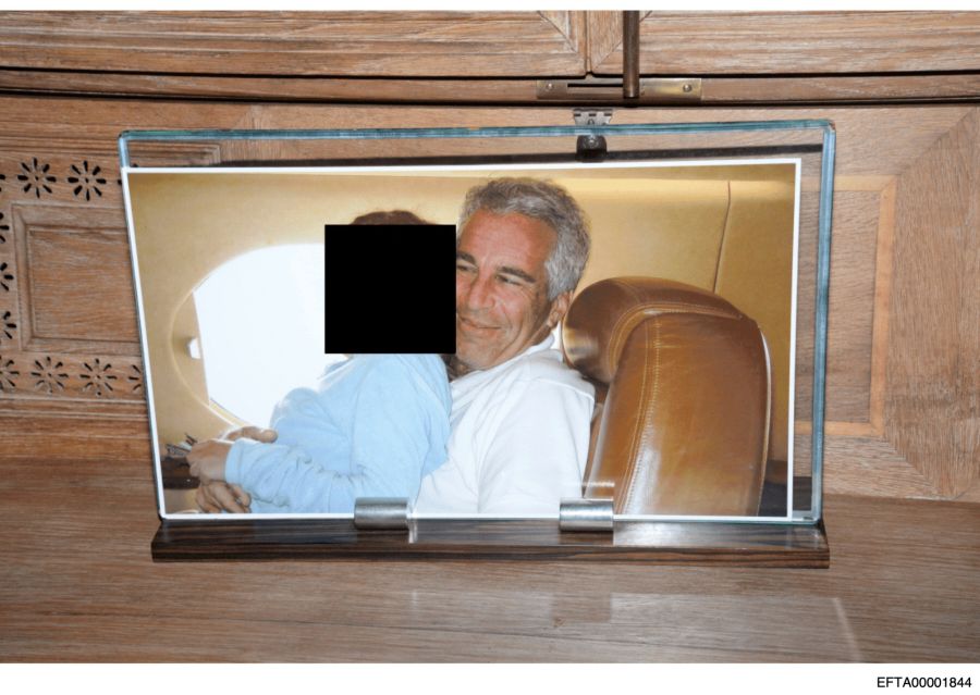 Epstein im Flieger mit einem Meitli auf dem Schoss.