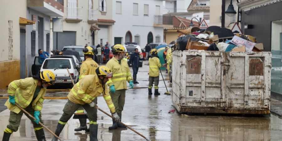 Einsatzkräfte führen nach heftigen Regenfällen in Andalusien Aufräumarbeiten durch. Foto: Álex Zea/EUROPA PRESS/dpa