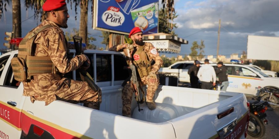 Polizisten patrouillieren in Latakia, Syrien. Foto: Omar Albam/AP/dpa
